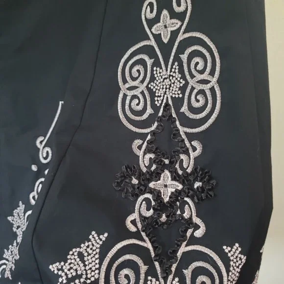 Sunny Leigh Full Midi Skirt Black With Embroidered‎ Light Pink Design Size 8 - Picture 9 of 10